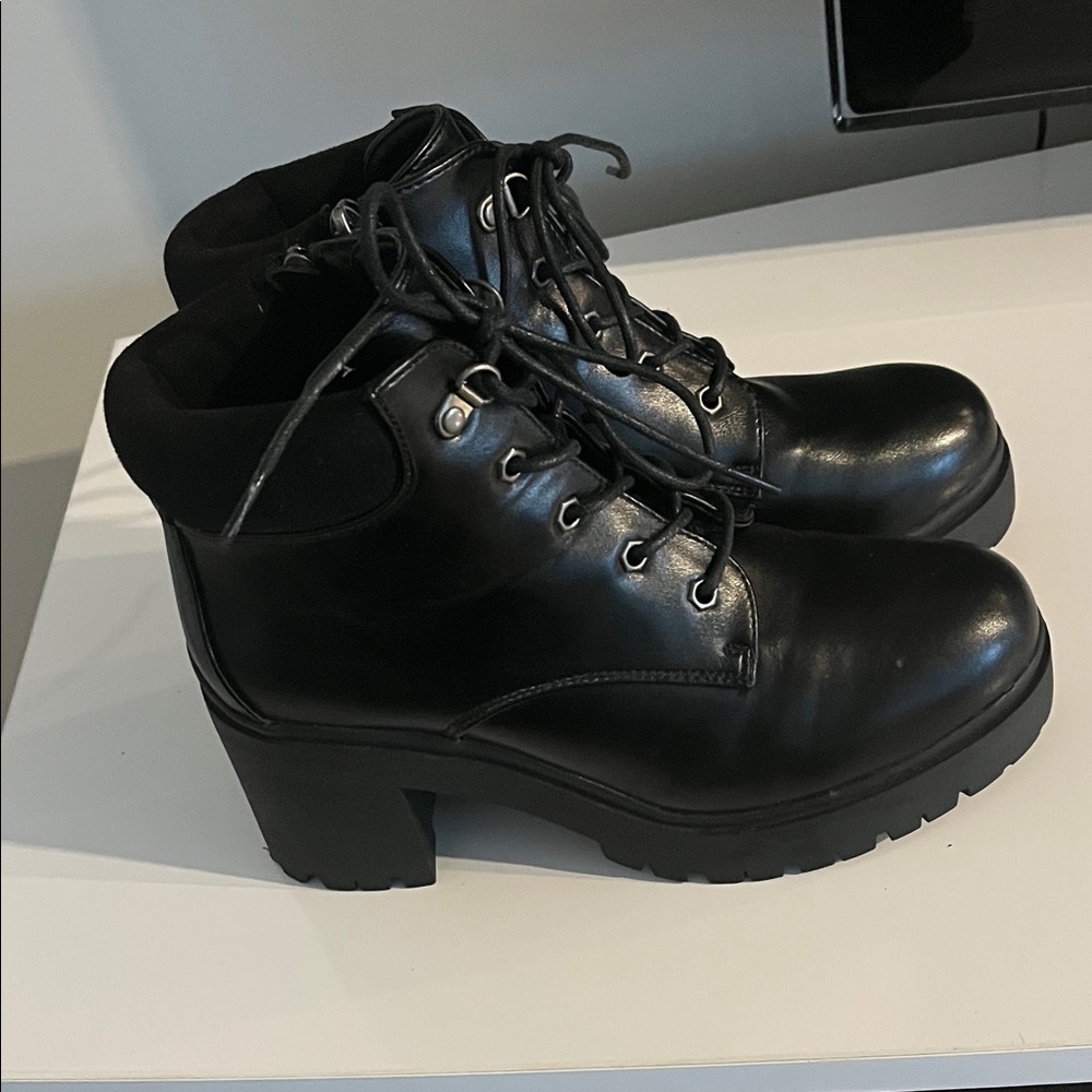 Cushionaire Women’s Remy Lace Up Classic Black Leather Combat And Moto Boots - Picture 3 of 14